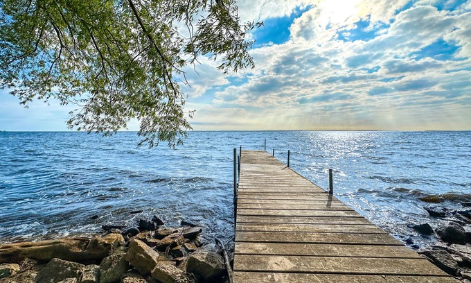 Marinette House | Charming 3-bedroom house on the water with AC and WiFi in enjoyable Marinette