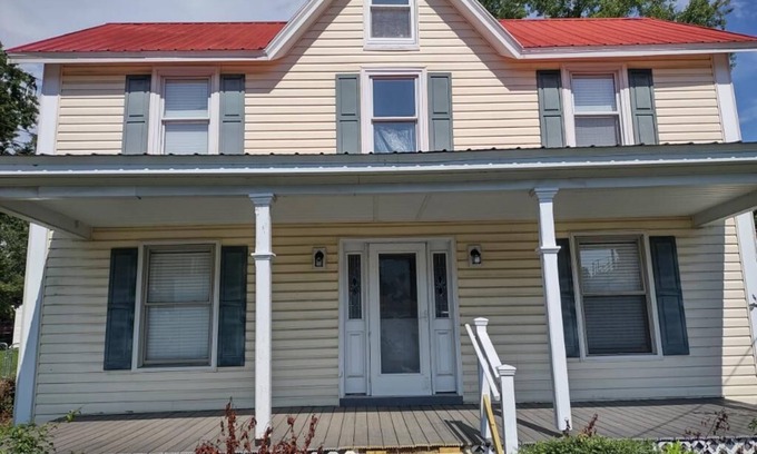 Rock Hall House | Charming 3-bedroom house in the Heart of Rock Hall with WiFi, AC