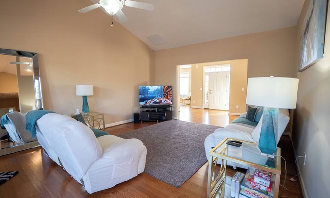 Anderson House | Charming 3-bedroom house with AC and WiFi in Anderson Golf/Wedding Venue Nearby