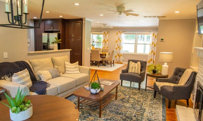 Dunwoody House | Charming 3-bedroom house with in-law suite in Dunwoody