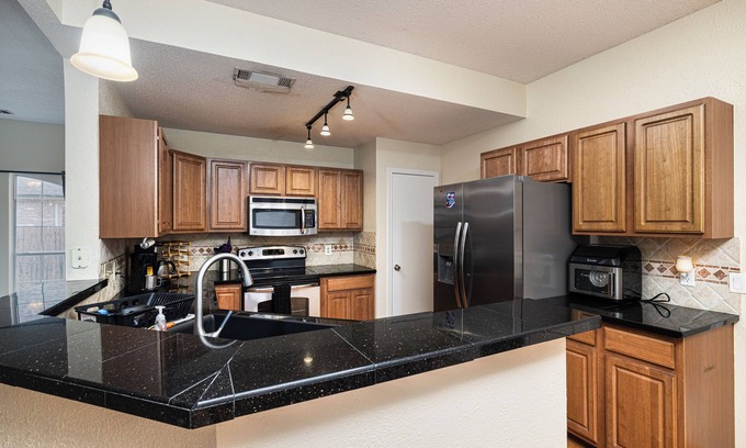 Rowlett House | Charming 3-bedroom house in Safe & Quiet Cul-de-sac with WiFi and AC