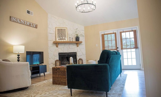 Savannah House | Charming 3-bedroom house in brilliant Savannah with WiFi, AC,
