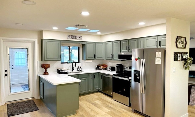 Surprise House | Charming 3-bedroom house in rural Surprise, 20 minutes to Spring training games.