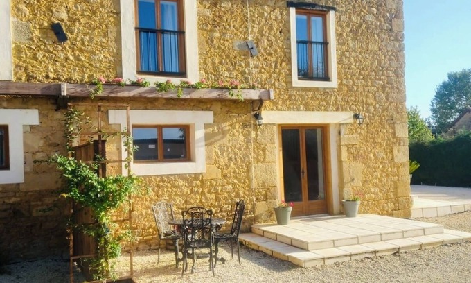 Anlhiac House | Charming 3-bedroom House with WiFi in NarthiacnLa Maison Galloise-Lavender