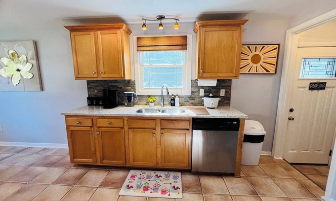 Cheektowaga House | Charming 3-bedroom house in brilliant Buffalo with WiFi, AC