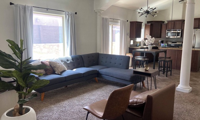 Biggs Field House | Charming 3-bedroom house in El Paso in a safe area with AC and wifi.