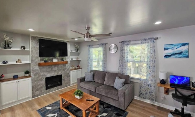 Hollywood House | Charming 3-bedroom house in welcoming Hollywood/Meggett, SC.