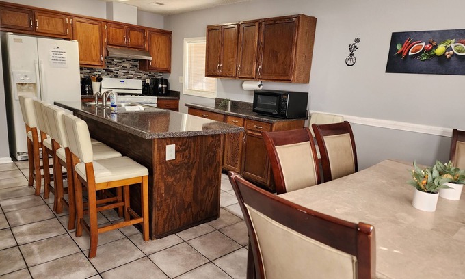 Whitehaven House | Charming 3-bedroom house in lovely Memphis with AC, WiFi