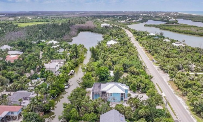 Sanibel House | Charming 3-bedroom house in Sanibel with AC and WiFi a short walk to the beach