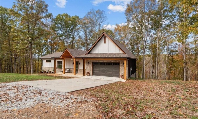 Denver House | Charming 3-bedroom house 1.5 miles from Cuba Landing Marina in Waverly.
