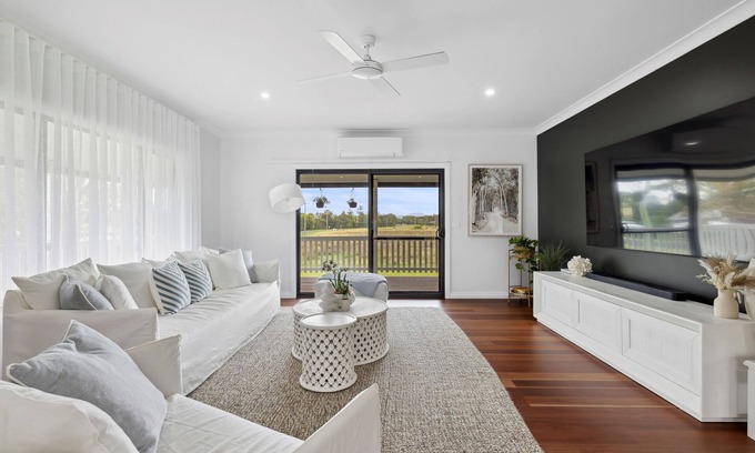 Repton House | Charming 3-bedroom house in enchanting Repton with AC, WiFi