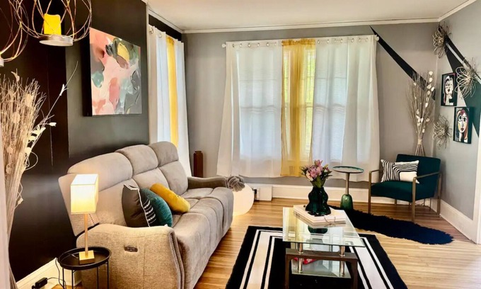 Melrose House | Charming 3-bedroom house with pool table