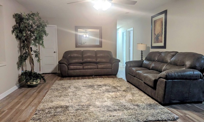Albany House | Charming 3-bedroom house in Albany sleeps 12 guest