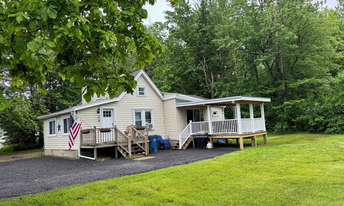 Lake Erie Beach House | Charming 3-bedroom house with WiFi, spacious yard and close to Lake Erie Beach!