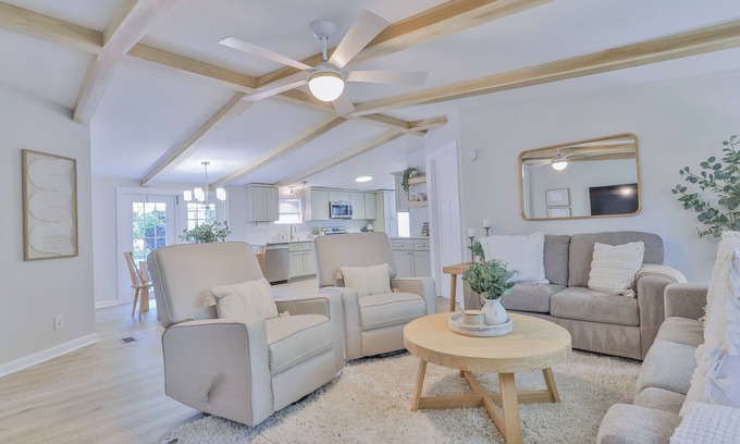 Chapin House | Charming 3-bedroom house near lake in Chapin