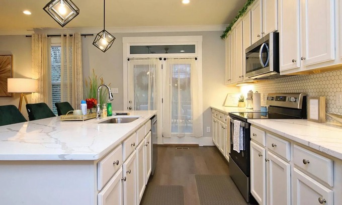 East Durham House | Charming 3-bedroom house with WiFi and AC in welcoming Durham