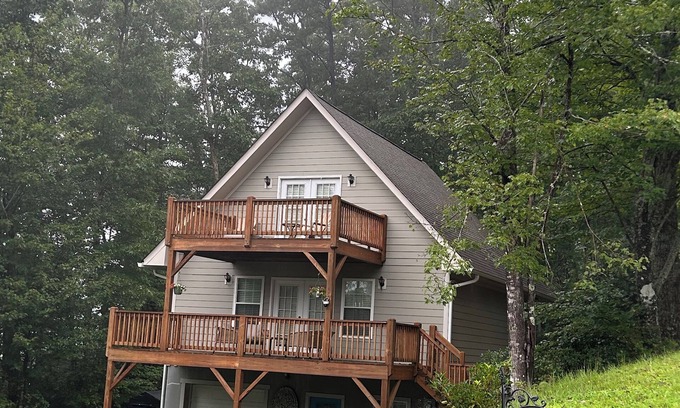 Etowah House | Charming 3-bedroom house in Etowah with breathtaking mountain views.