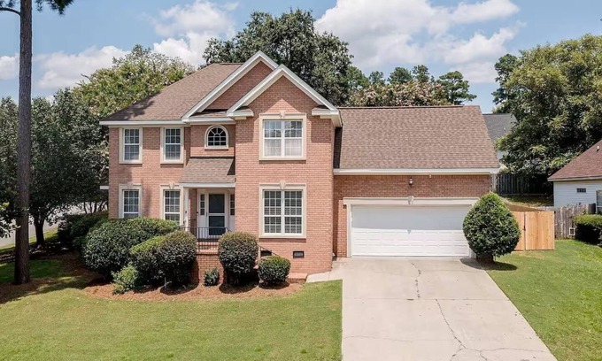Evans House | Charming 3-bedroom house with pool, jacuzzi bathtub, and WiFi for Masters rental