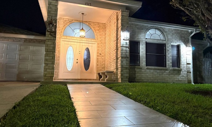 Bonanza House | Charming 3-bedroom house with AC and fitness space in Laredo