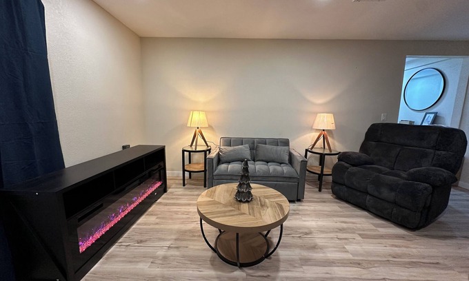 Eloy House | Charming 3-bedroom house with.Eloy Skydive Paradise. WiFi, AC, hot tub/pool.