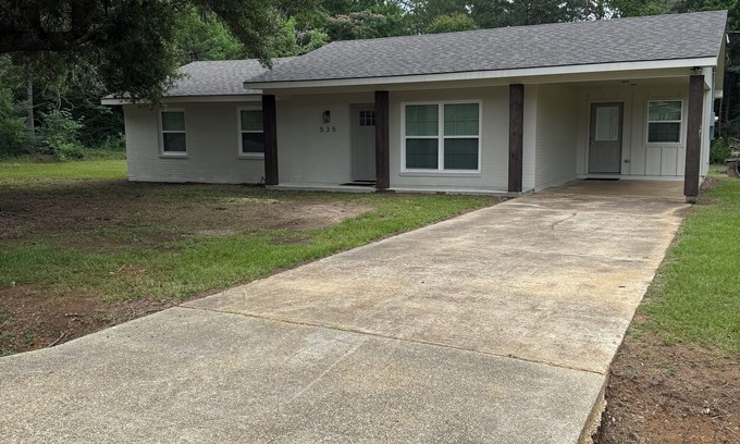 Fisher House | Charming 3-bedroom house with AC, WiFi in wonderful Many