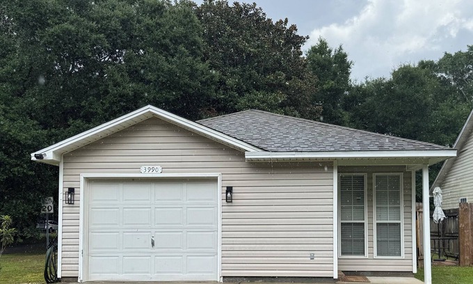 Florida Panhandle House | Charming 3-bedroom house with WiFi and AC in superb Pace