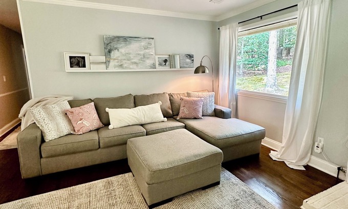 Acworth House | Charming 3-bedroom secluded house in Acworth