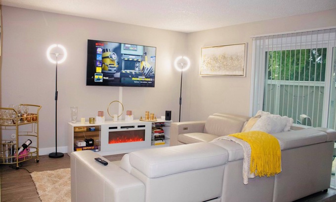 Pocket House | Charming 3-bedroom townhome with fitness room, Fast WiFi in Sacramento