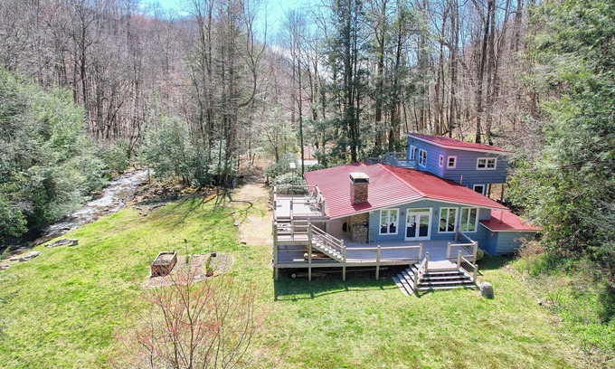 Hiawassee Cabin | Charming 3-bedroom Talulah Riverfront cabin near Clayton. Peaceful and secluded!