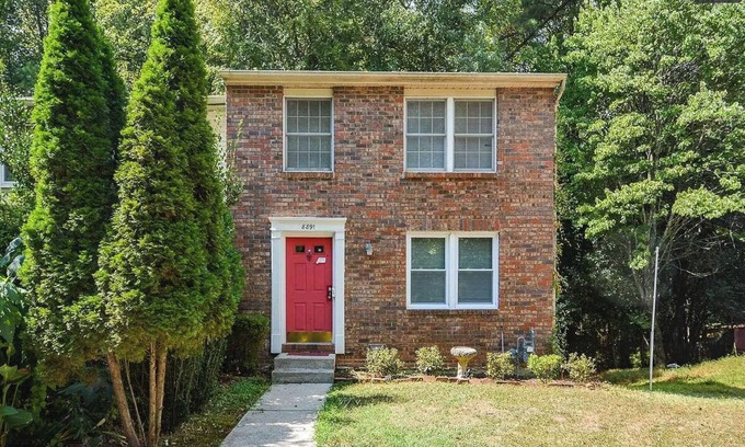 Sandy Springs House | Charming 3-bedroom townhome 20 min downtown ATL, Fire pit, Parking, WiFi/TVs