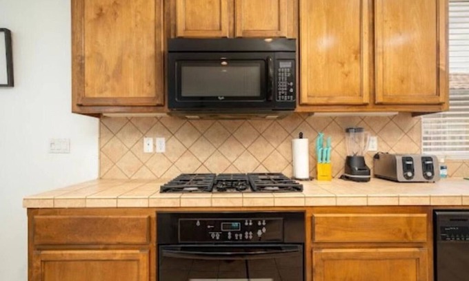 Rosedale House | Charming 3-bedroom house in lovely Bakersfield with WiFi, AC