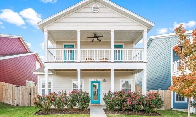 Bentonville House | Charming 3 Bedroom, 2.5 Bath Sleeps 6