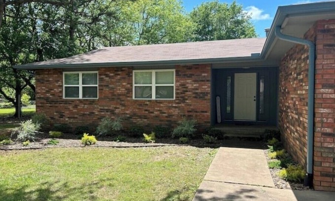 Bentonville House | Charming 3-bedroom house with AC and WiFi in Bentonville