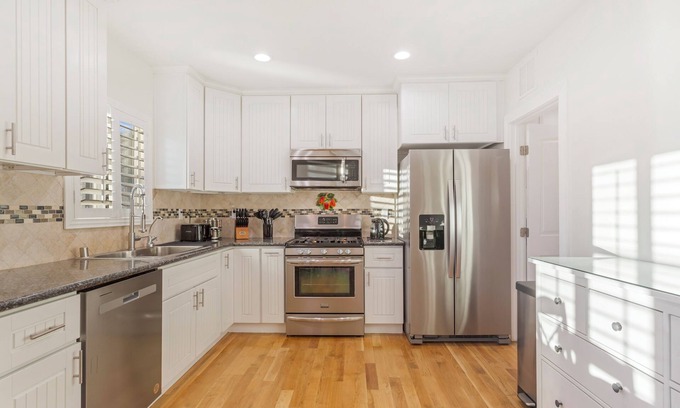 North Hollywood House | Charming 3-bedroom house with AC, WiFi in fabulous Los Angeles