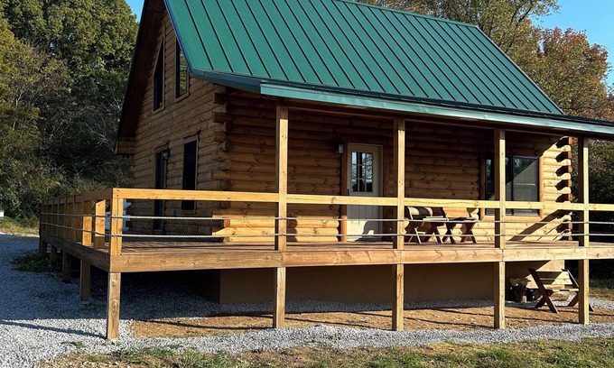 Madisonville Cabin | Charming 3-bedroom cabin with WiFi, AC in serene countryside