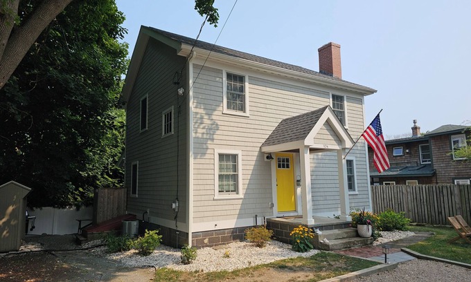 Narragansett Pier House | Charming 3-bedroom vacation home just 5 minute walk to Narragansett Beach
