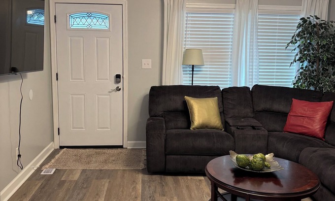 Newport News House | Charming 3-bedroom house with WiFi. Centrally located near Hampton Coliseum.