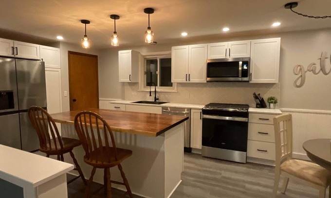 Orchard Park House | Charming 3-bedroom house in delightful Orchard Park with WiFi, AC