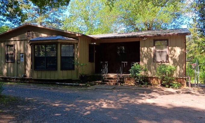 Russellville House | Charming 3-bedroom house, WiFi, AC, in tranquil beautiful Russellville near Lake