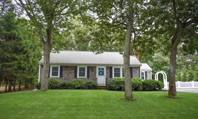 South Dennis House | Charming 3 bedroom sleeping 7 with central air!