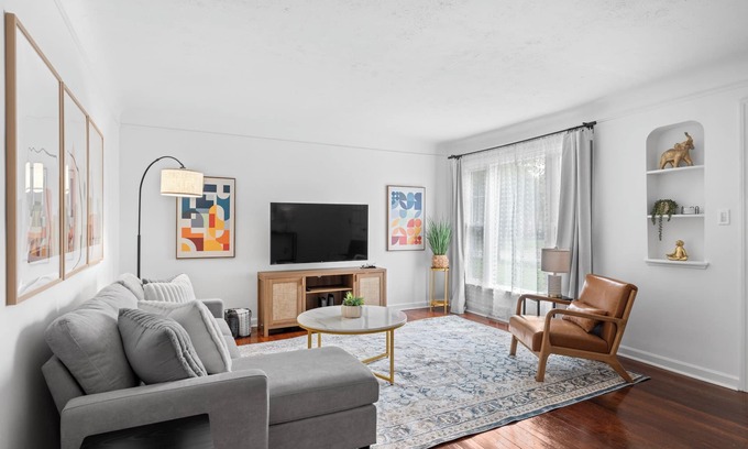 Cleveland Heights House | Charming 3-bedroom house with WiFi and AC in South Euclid near Cleveland Clinic