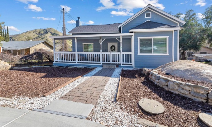 Springville House | Charming 3-bedroom Cottage, near the Springville Ranch& Sequoia National Forest