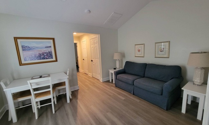 Lackey Cottage | Charming 3-bedroom cottage in pleasant Williamsburg with WiFi, fitness room