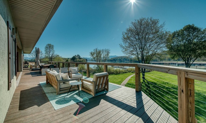 Hiawassee Condo | Charming 3-bedroom waterfront condo with fitness room in Young Harris/Hiawassee
