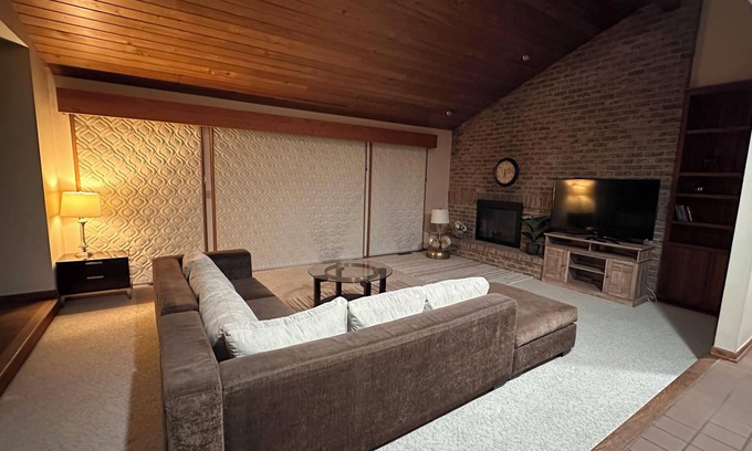 Brookfield House | Charming 3-bedrooms house/resort-like with Firepit and Deck.