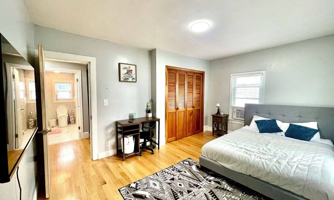 Quincy House | Charming 3-Beds In 2-bedrooms Apartment Near Quincy Adams