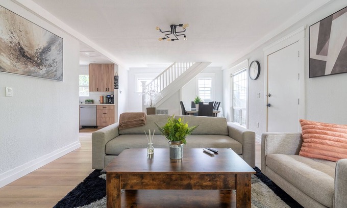 Tukwila House | Charming 3 BR/3 BA Tukwila home