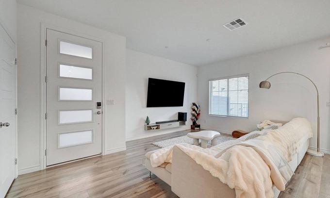 Summerlin House | Charming 3B3B townhome with full bedroom and bathroom DOWNSTAIRS in Las Vegas