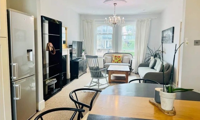 West Kensington Apartment | Charming 3bd 3br spacious maisonette in Kensington Design Museum