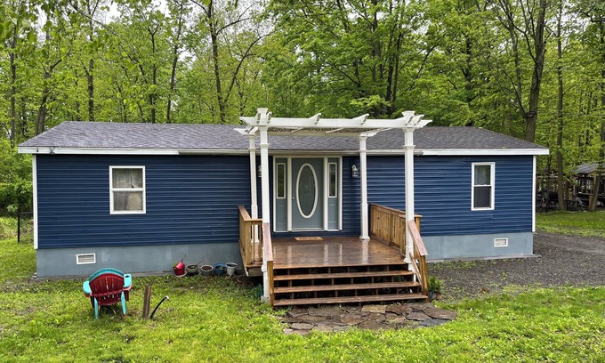 Watkins Glen House | Charming 3bedroom house with AC, WiFi, fenced backyard in Wonderful Watkins Glen